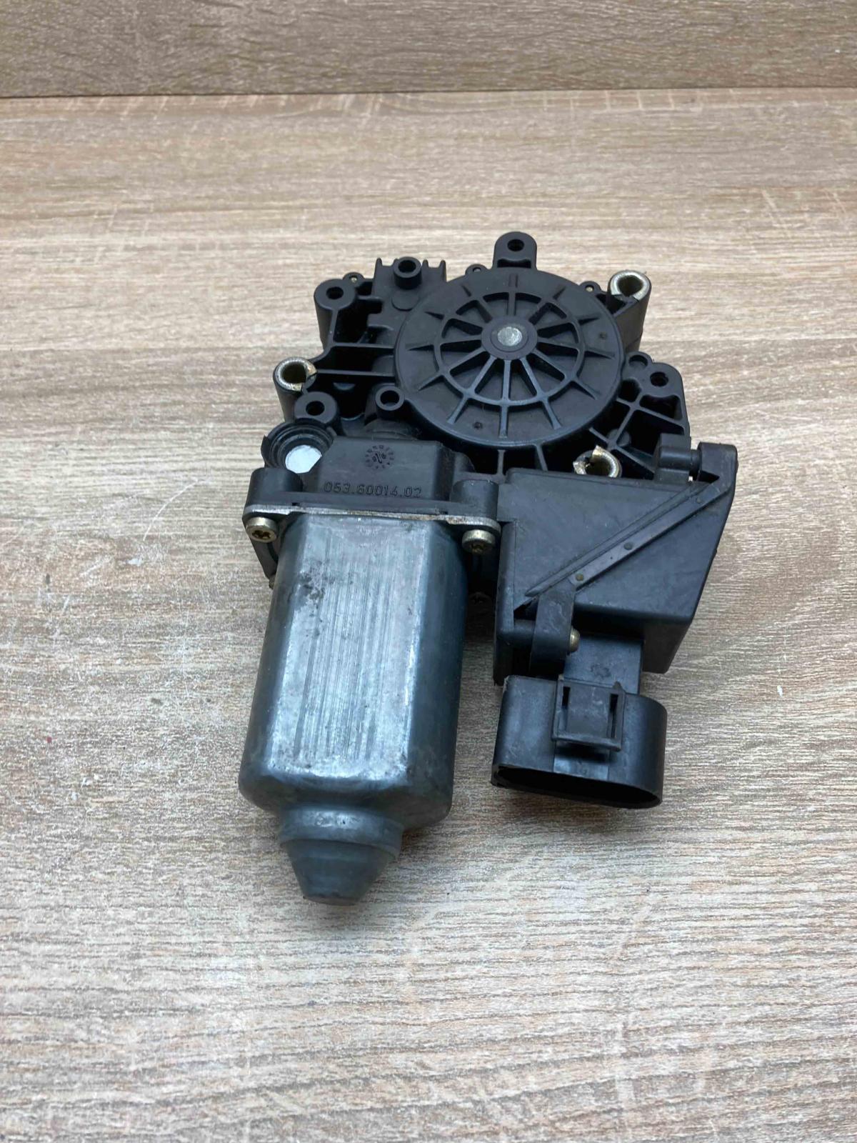 114185 101   Front door window regulator motor Audi A4 S4 B5 8D