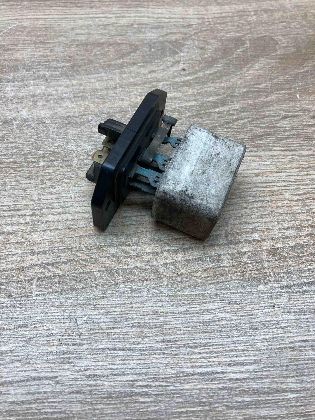 6L735   Heater blower motor/fan resistor Mazda 121