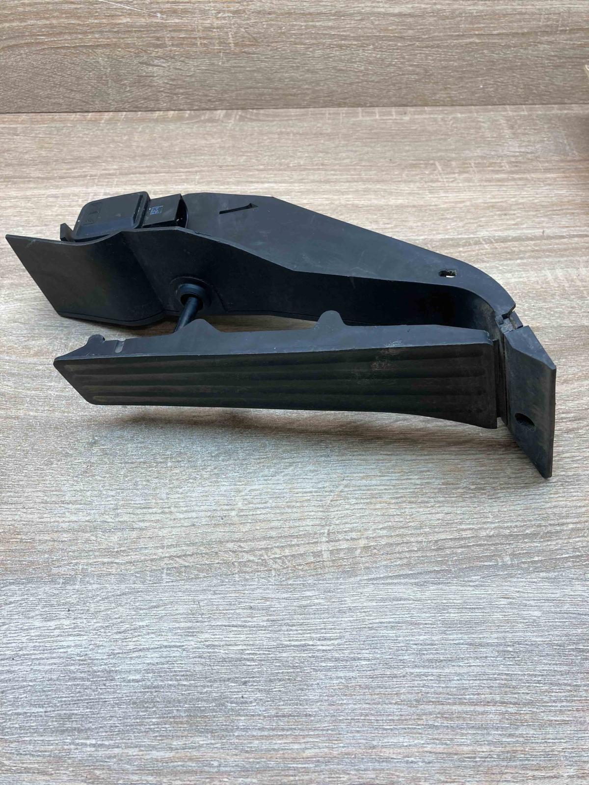 6772645   Accelerator throttle pedal BMW 7 E65 E66