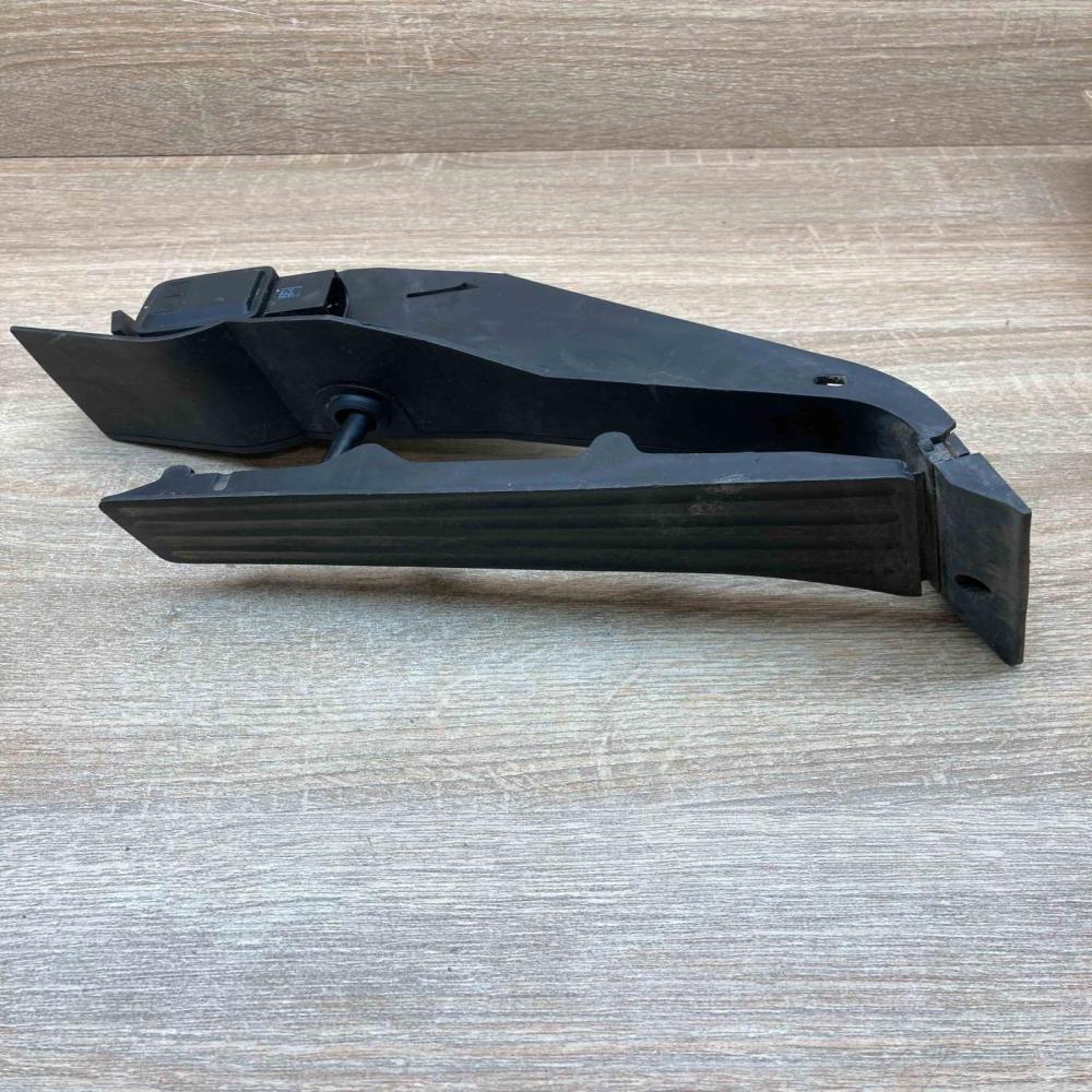 6772645   Accelerator throttle pedal BMW 7 E65 E66