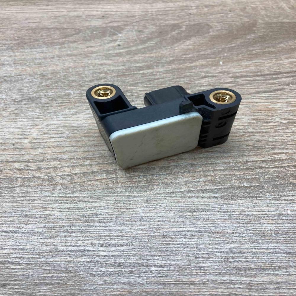 6911003 240807  Airbag deployment crash/impact sensor BMW X5 E70