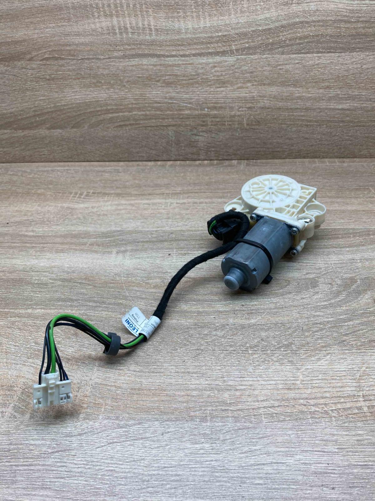 A2118202942  With plug Front door window regulator motor Mercedes-Benz E W211