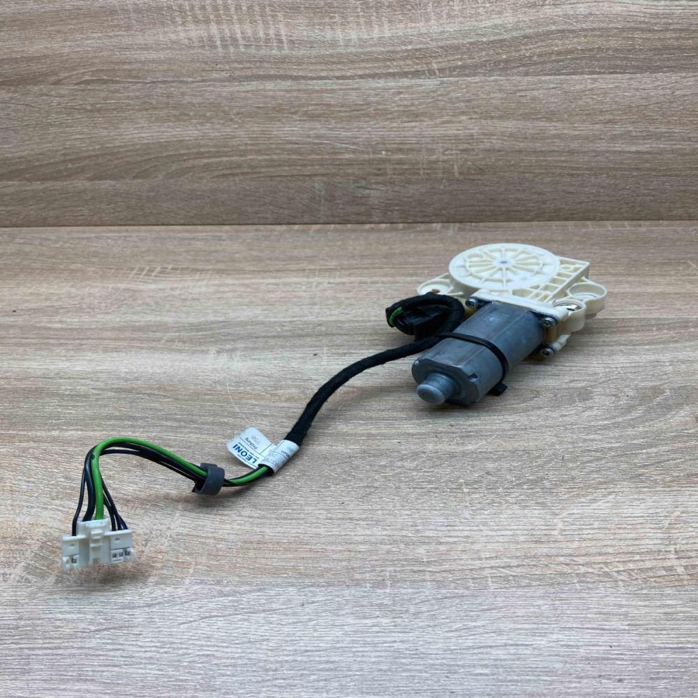 A2118202942  With plug Front door window regulator motor Mercedes-Benz E W211