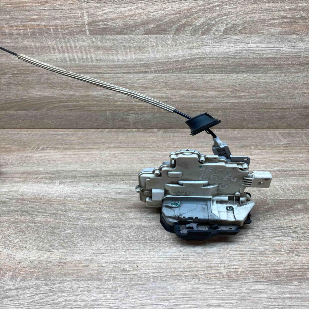 4F1837016   Front door lock Audi A3 S3 8P