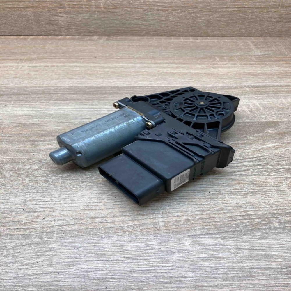 0130821697   Rear door window regulator motor Volkswagen Passat Alltrack