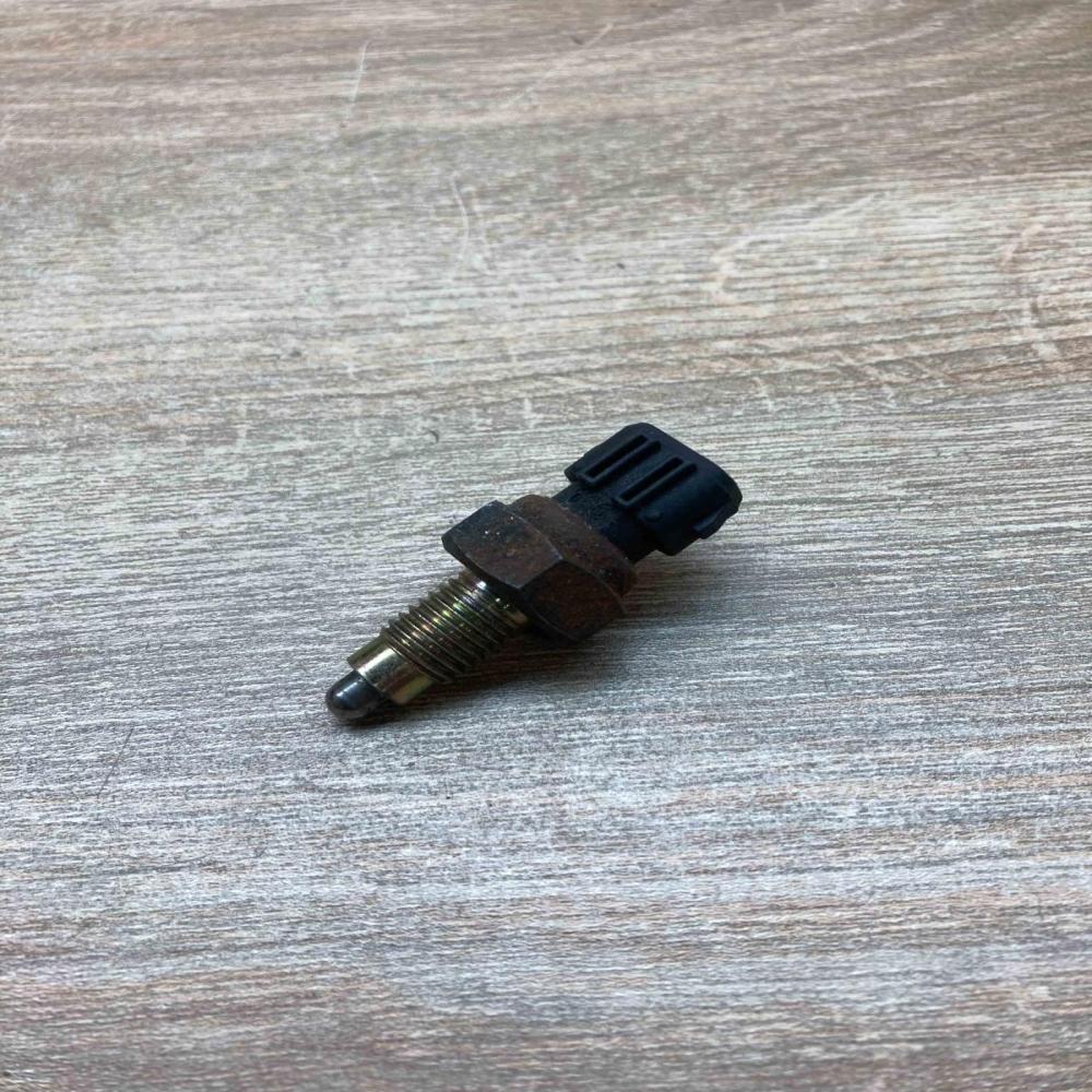 020945415A   Reversing light switch sensor Volkswagen Golf II