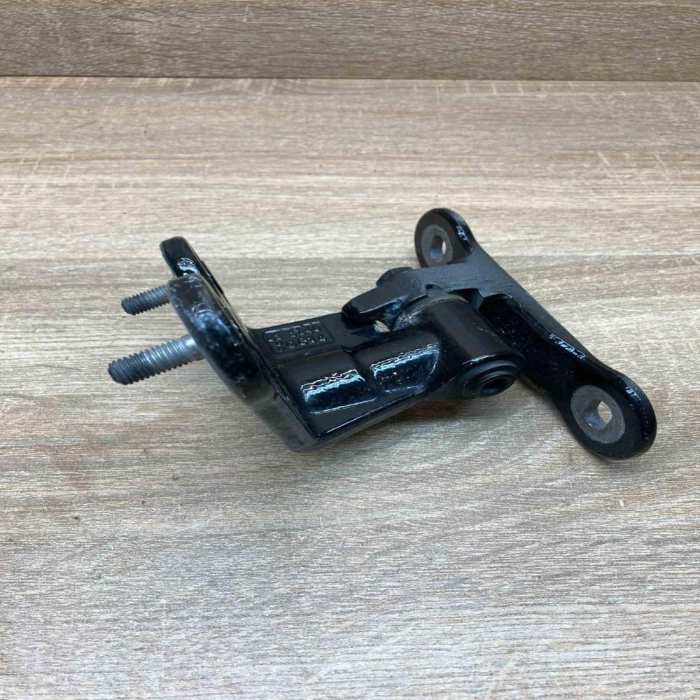 A046572   Front door upper hinge Mercedes-Benz C W205
