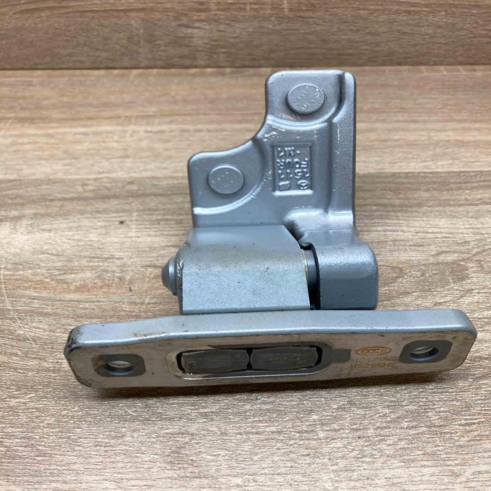 A047058 1511FOUR  Front door upper hinge Mercedes-Benz R W251