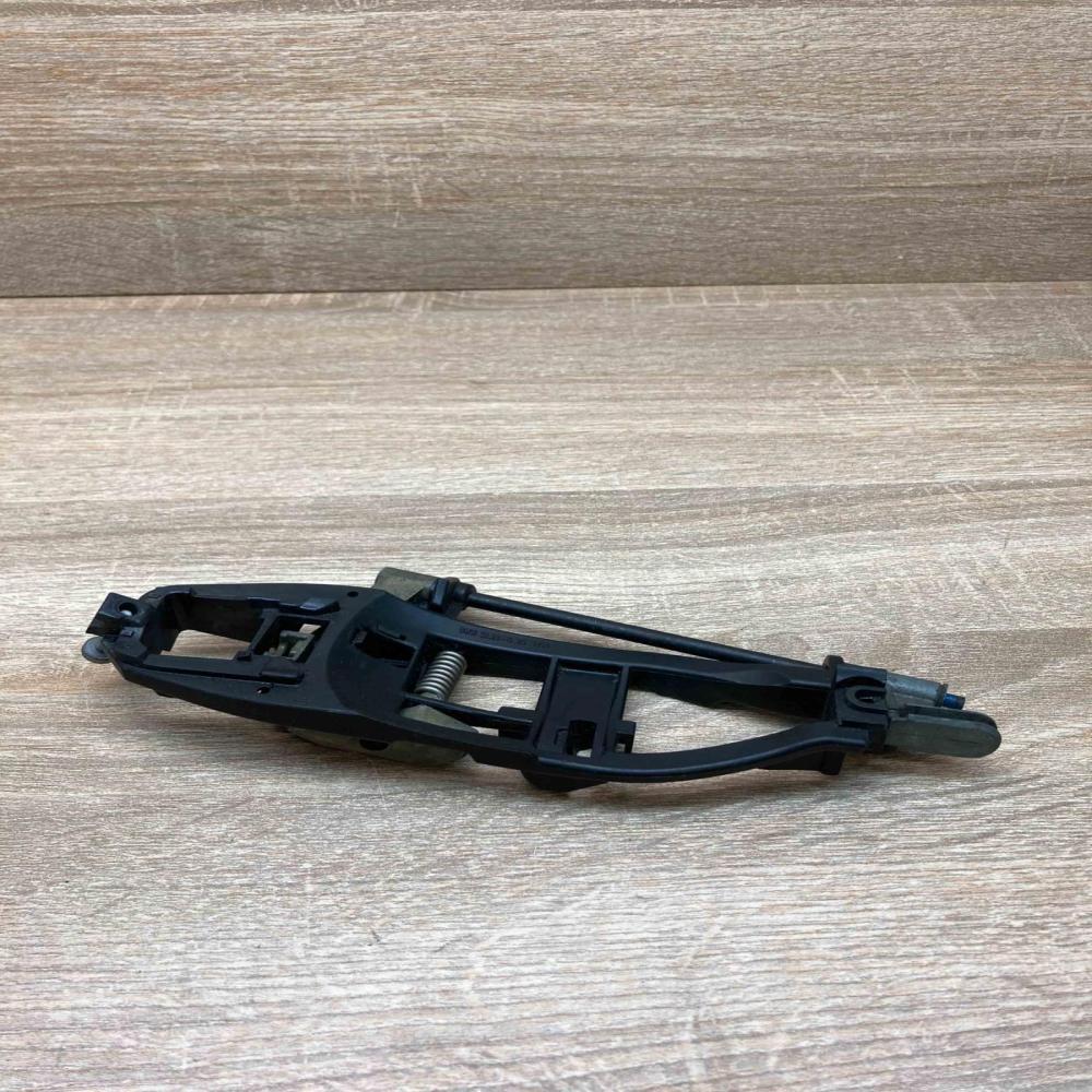 8253454   Front door exterior handle/bracket BMW 3 E46