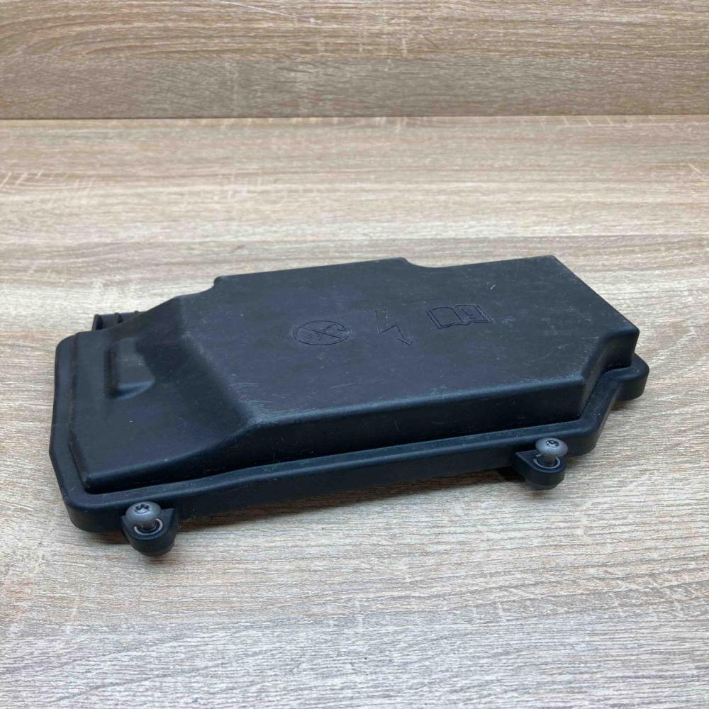 A2055402428   Fuse box cover Mercedes-Benz C W205