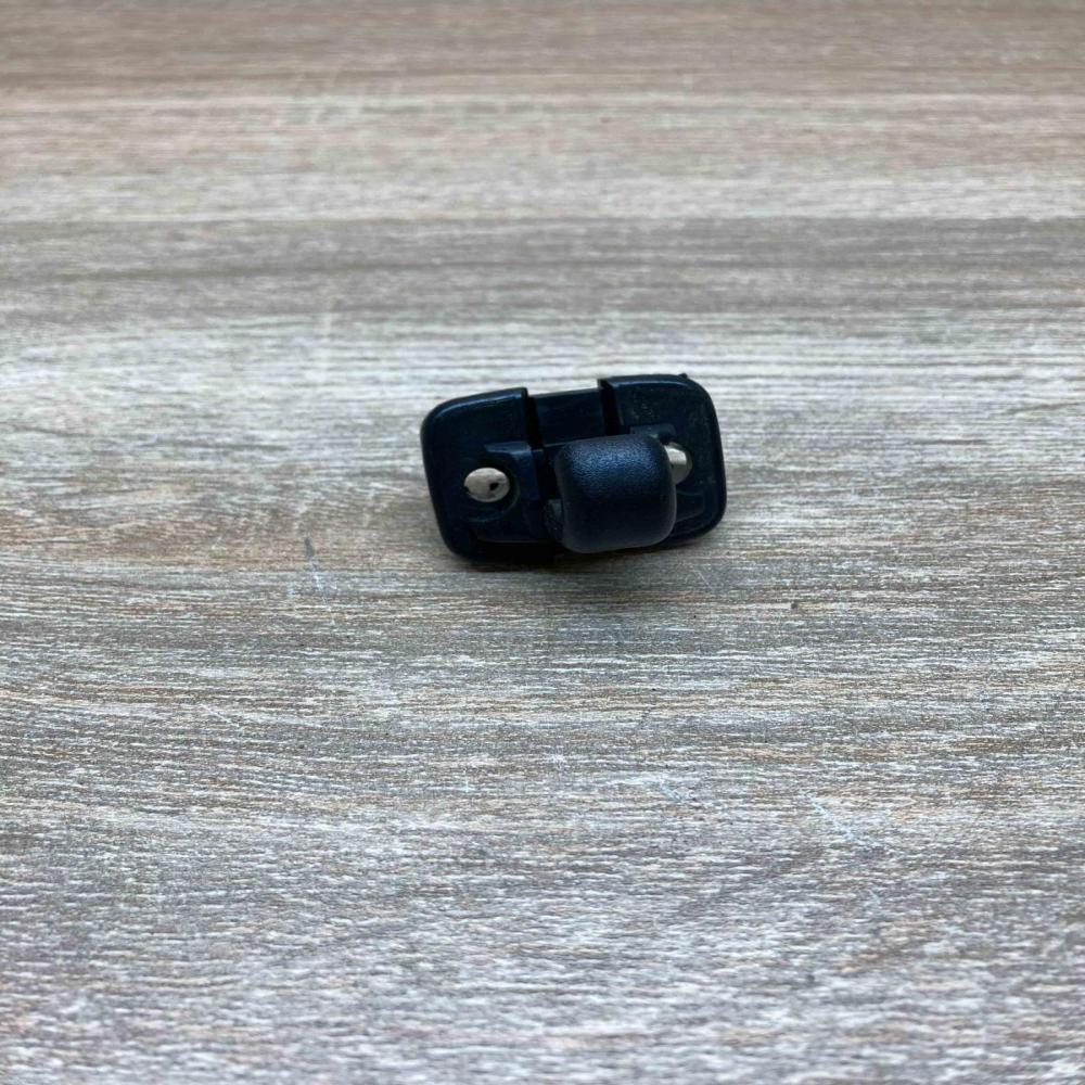 8E0857562   Sun visor clip/hook/bracket Audi A4 S4 B6 8E 8H