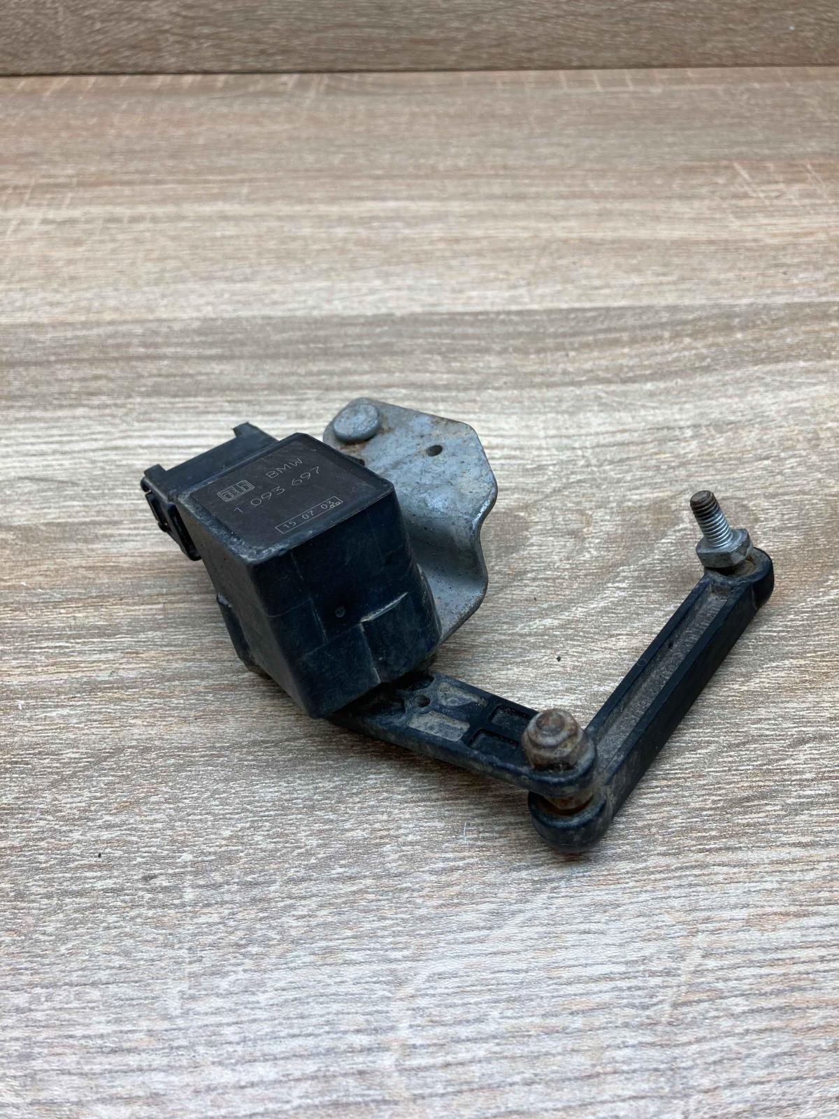 1093697  With Plug Headlight/headlamp level sensor BMW 5 E60 E61