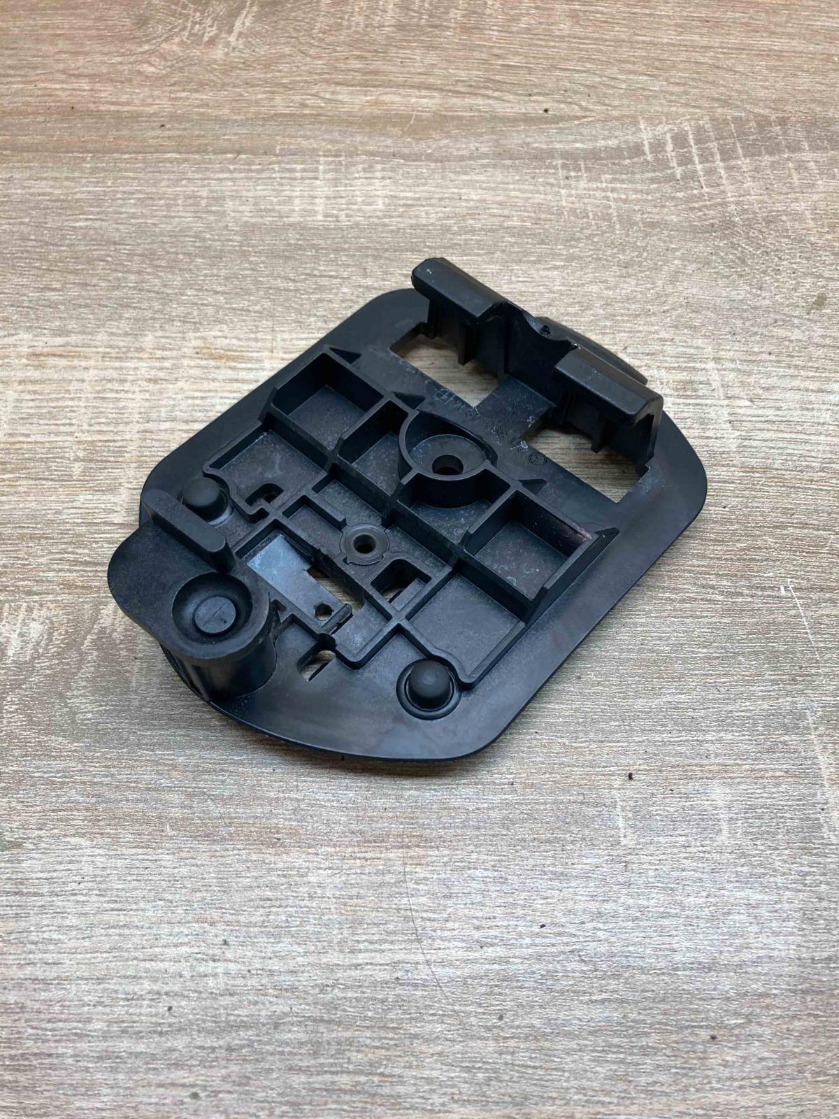 2118900814 Used  Hazard Warning Triangle Mounting Bracket Mercedes-Benz E W211