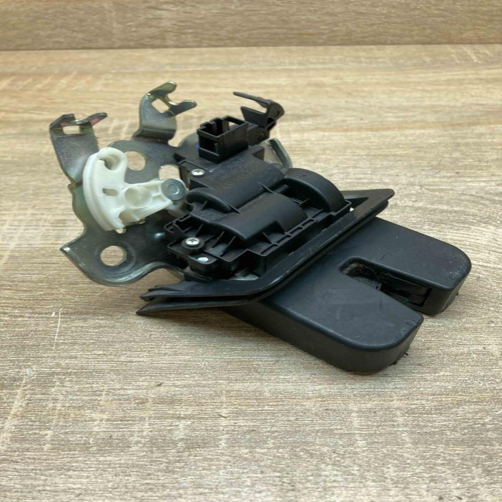8R0827505 115441  Tailgate/trunk/boot lock/catch/latch Audi A6 S6 C6 4F