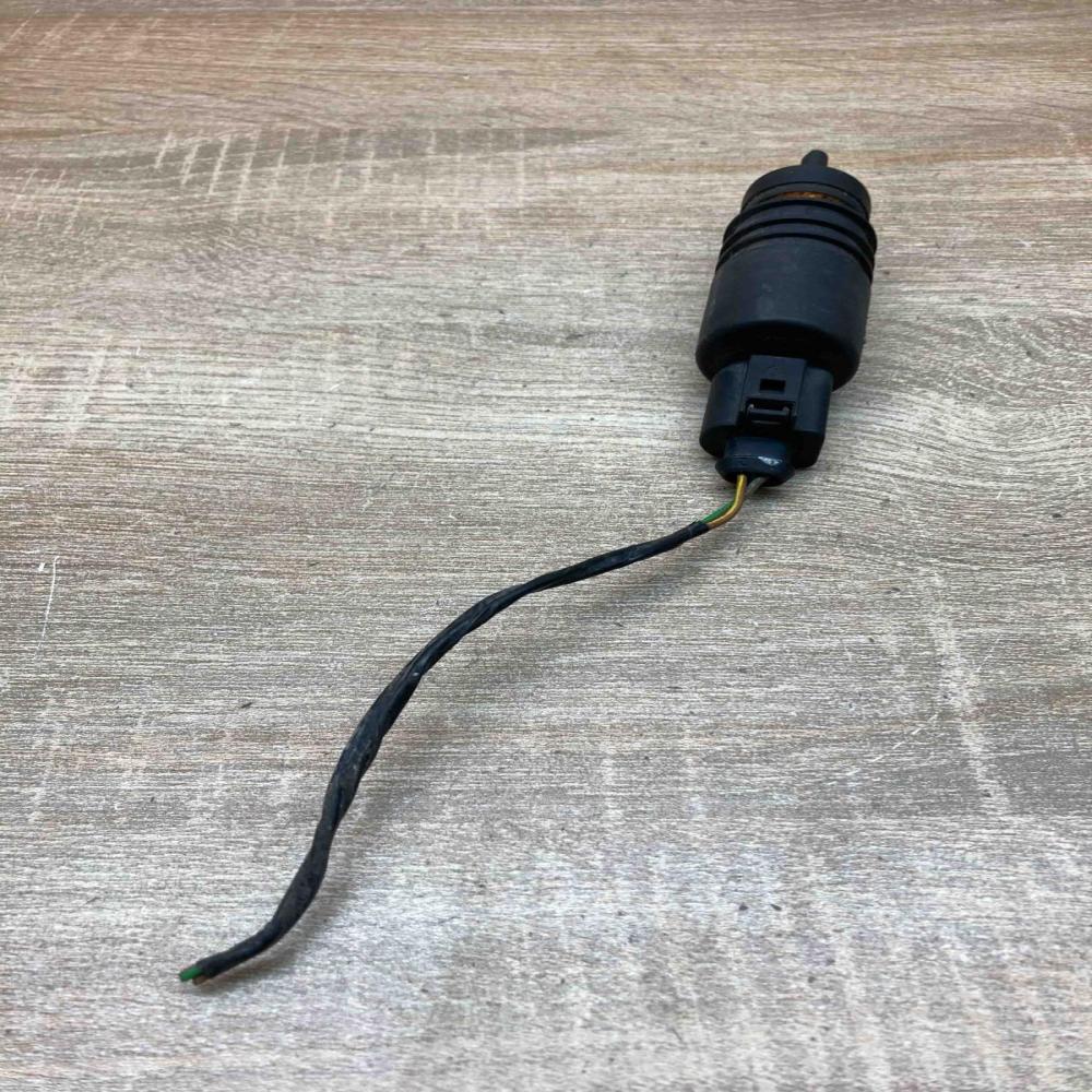 1J0973722  With Plug Windscreen/windshield washer pump Volkswagen Golf IV