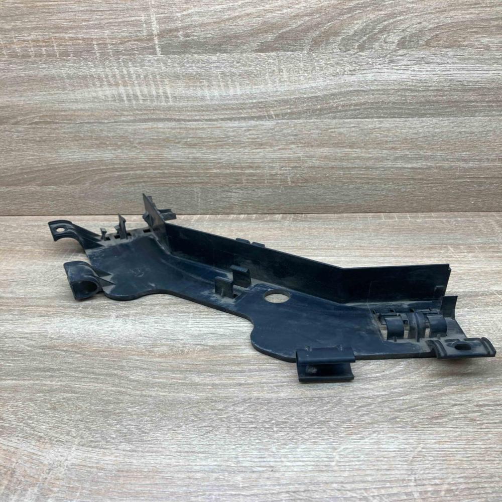 7519152 586509 10  Other engine bay part BMW 5 E60 E61