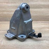 A2742231004   Engine mount bracket Mercedes-Benz C W205
