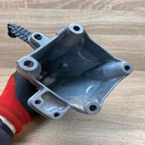 A2742231004   Engine mount bracket Mercedes-Benz C W205