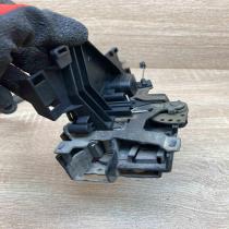 VW Door lock   Front door lock Volkswagen PASSAT B5