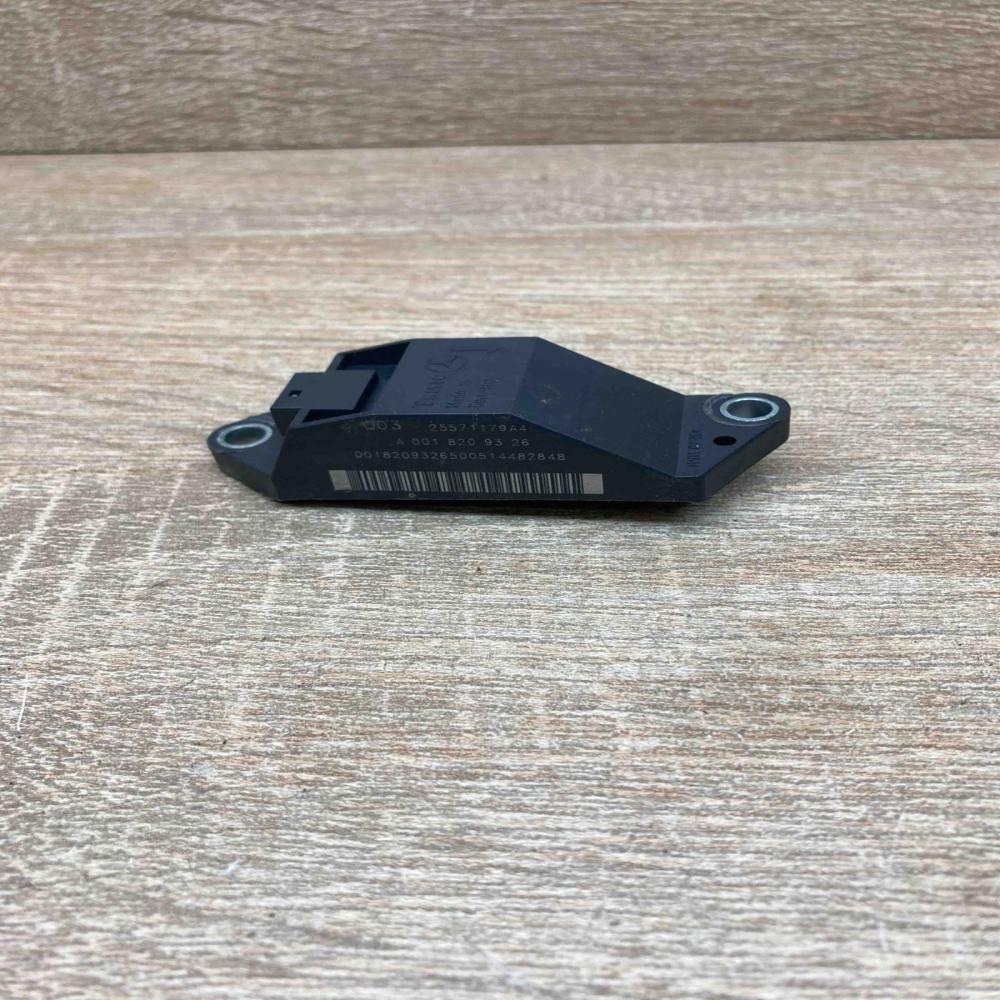 A0018209326 25571179A4  Airbag deployment crash/impact sensor Mercedes-Benz E W2