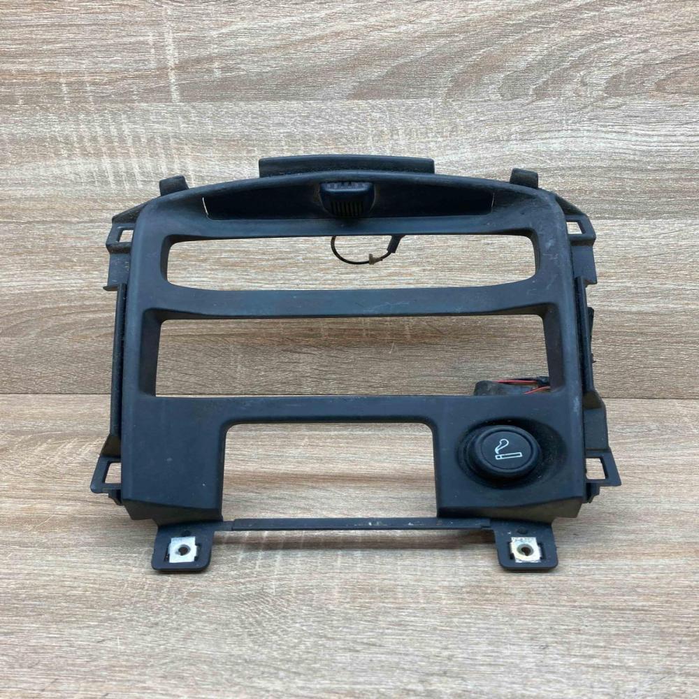 68413AV700   Dashboard center trim panel Nissan Primera