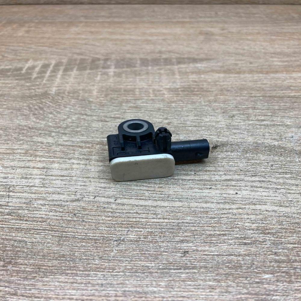 A1668210151 56054085AA  Airbag deployment crash/impact sensor Mercedes-Benz B W2