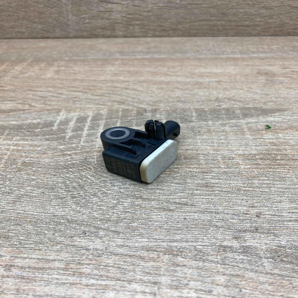 A1668210151 86084085AA  Airbag deployment crash/impact sensor Mercedes-Benz B W2