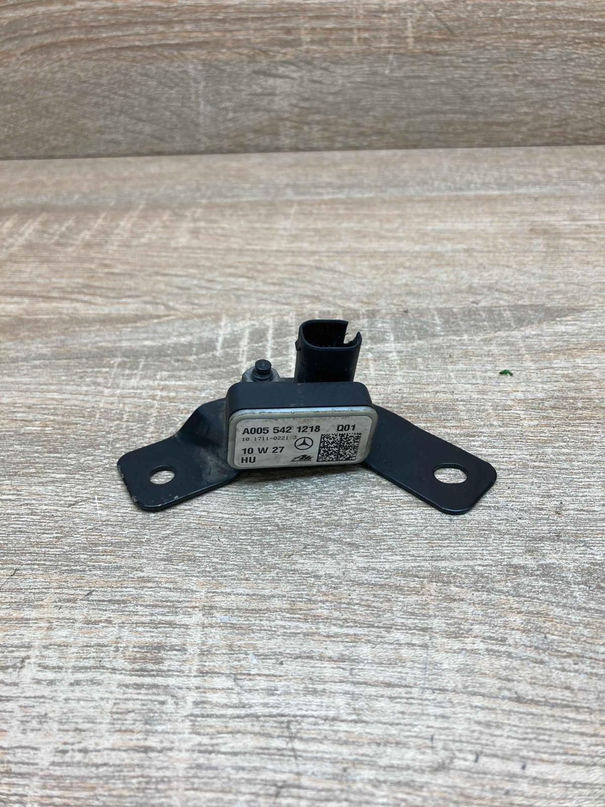 A0055421218 101711 02213  Airbag deployment crash/impact sensor Mercedes-Benz E