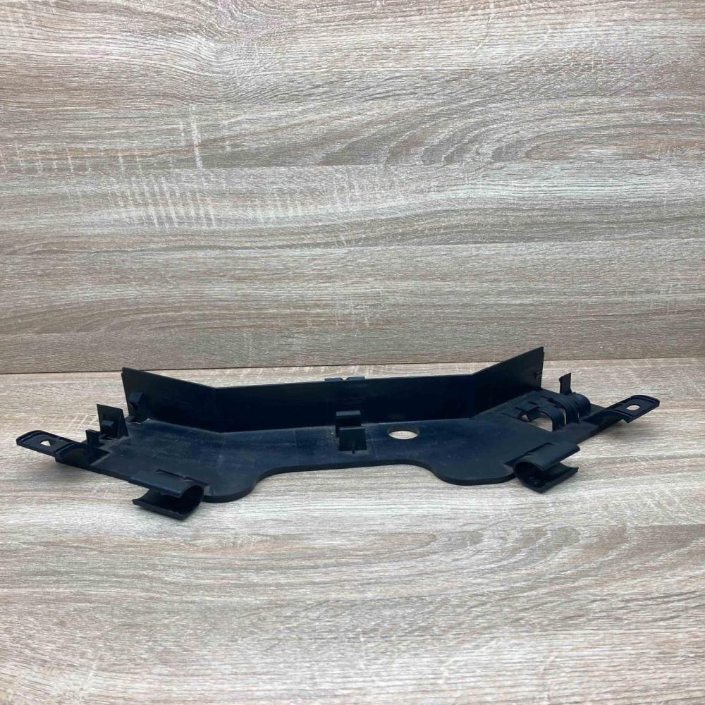 7519152 586509 10  Other engine bay part BMW 5 E60 E61
