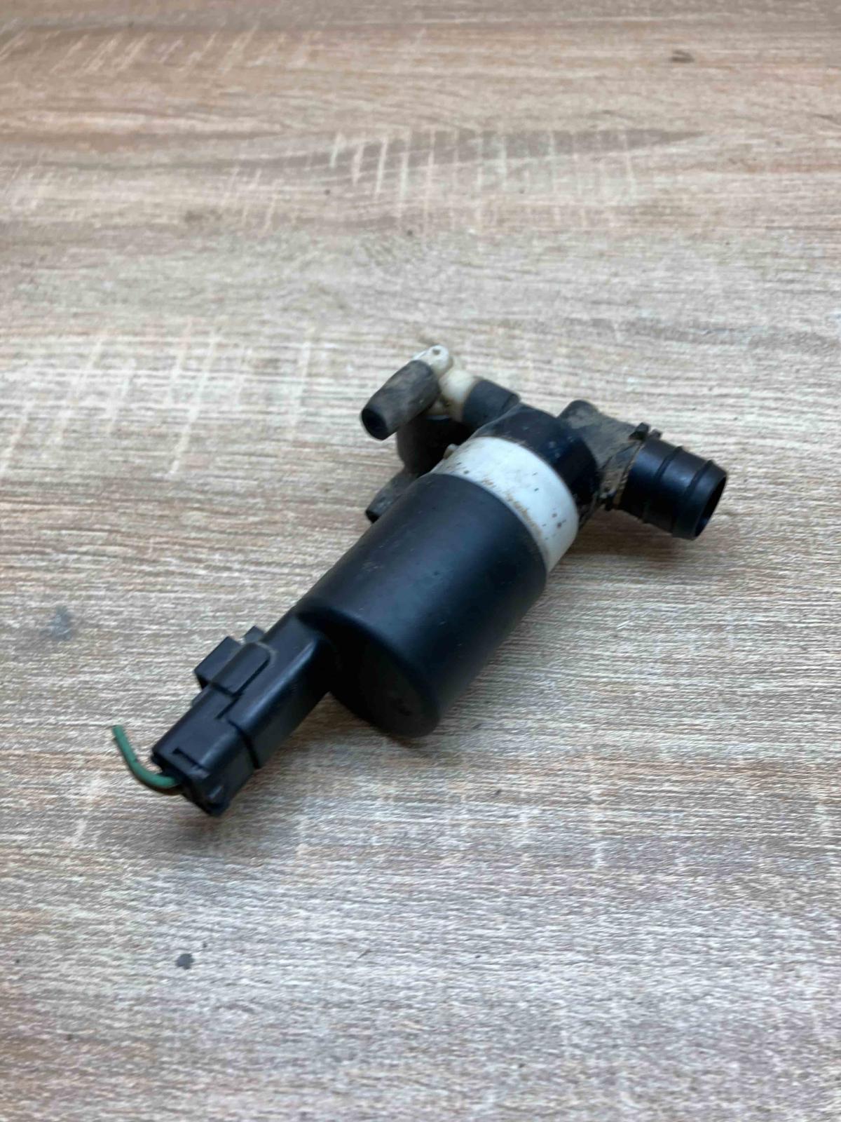 8200031805  With Plug Windscreen/windshield washer pump Renault Megane II