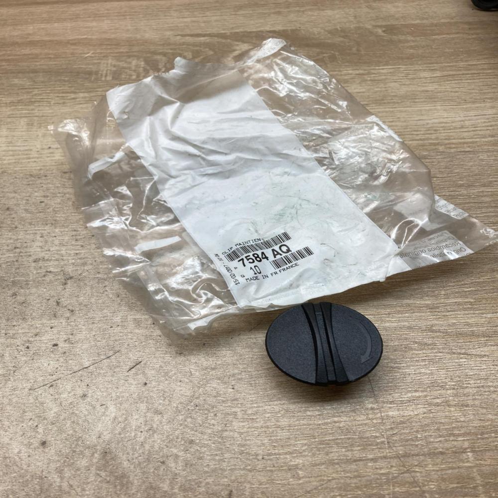 7584AQ 7584 AQ  Floor mat clip fixing clamp Peugeot 1007