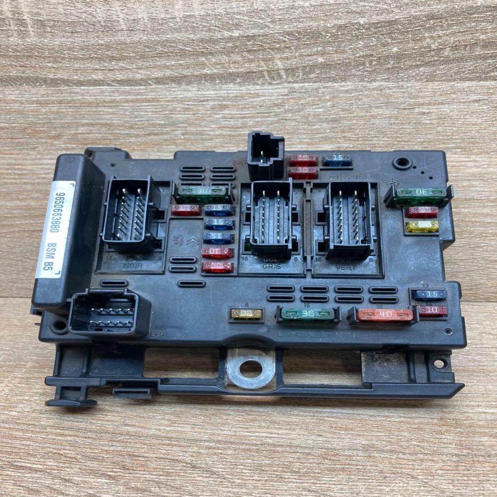 960663880 BSM B5  Fuse module Peugeot 307