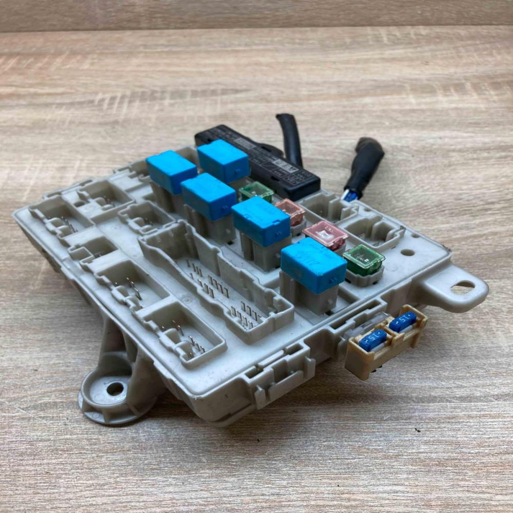 89221 28150   Fuse module Toyota Previa (XR30, XR40) II