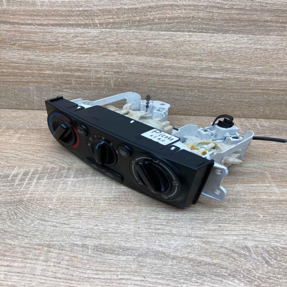 LC94B   Climate control unit Mazda MPV II LW