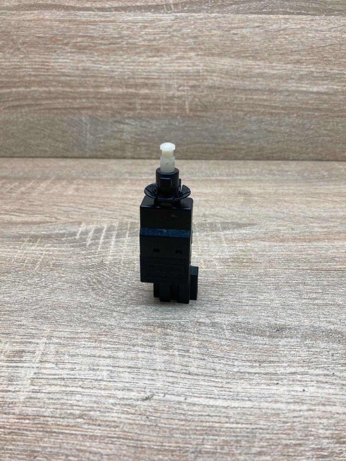 0015454009   Brake pedal sensor switch Mercedes-Benz E W211