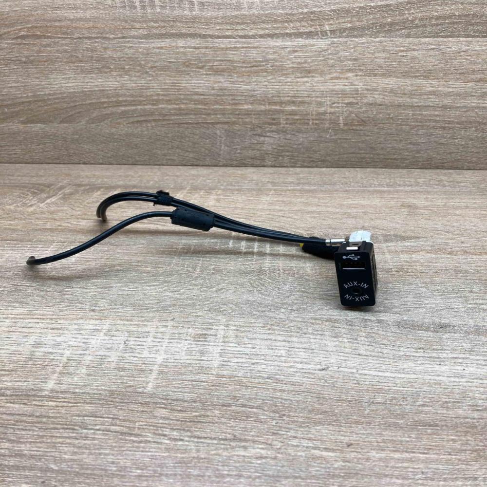 9237654   AUX in-socket connector BMW 5 F10 F11
