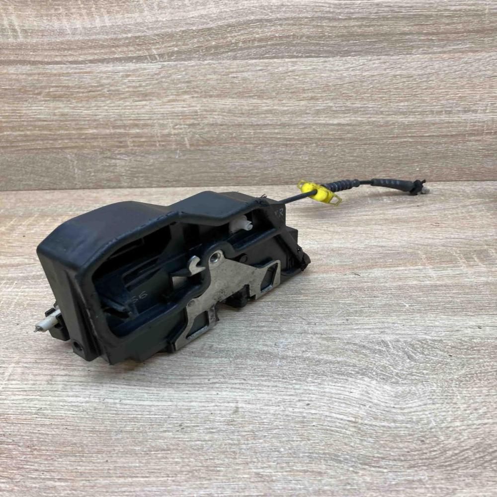 7167066   Front door lock BMW 7 E65 E66