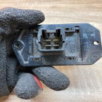 6E301   Heater blower motor/fan resistor Toyota Yaris