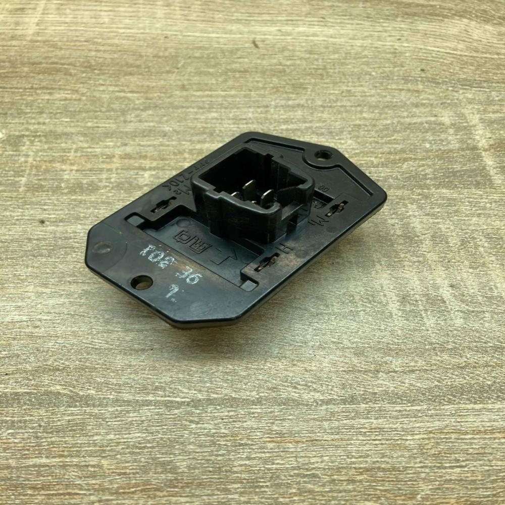 9E301   Heater blower motor/fan resistor Toyota Avensis T250