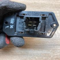 9E301   Heater blower motor/fan resistor Toyota Avensis T250