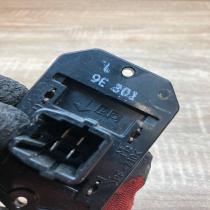 9E301   Heater blower motor/fan resistor Toyota Avensis T250