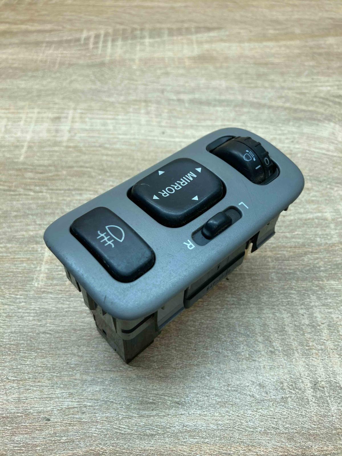 547 2K96   Wing mirror switch Toyota Avensis T250