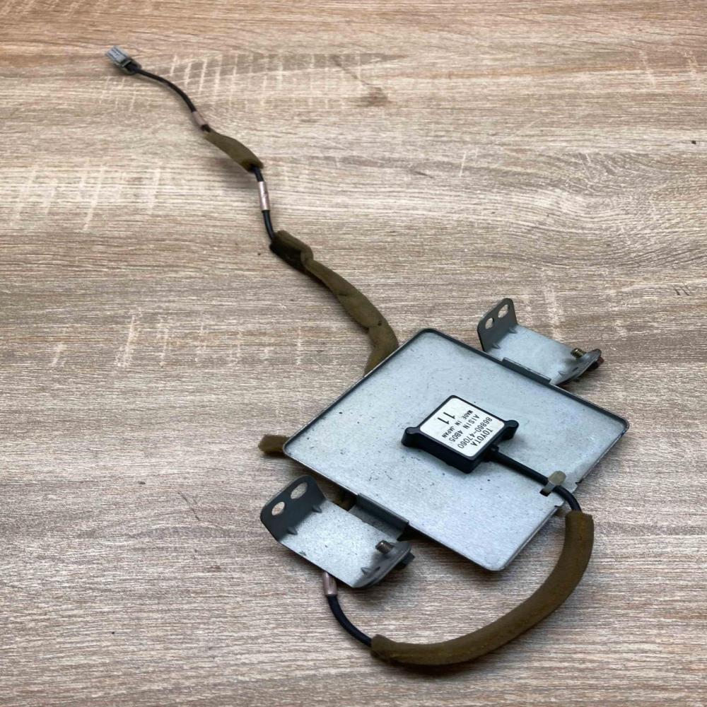 86860 47060   Aerial GPS antenna Toyota Prius (XW20)