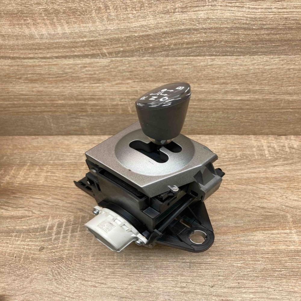 89451 47030 192300 2020  Gear shifter/selector Toyota Prius (XW20)