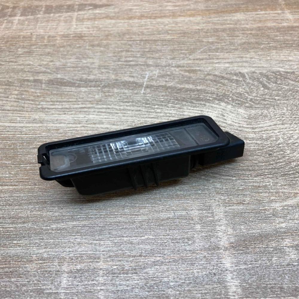 1K8943021   Number plate light Volkswagen Golf VII