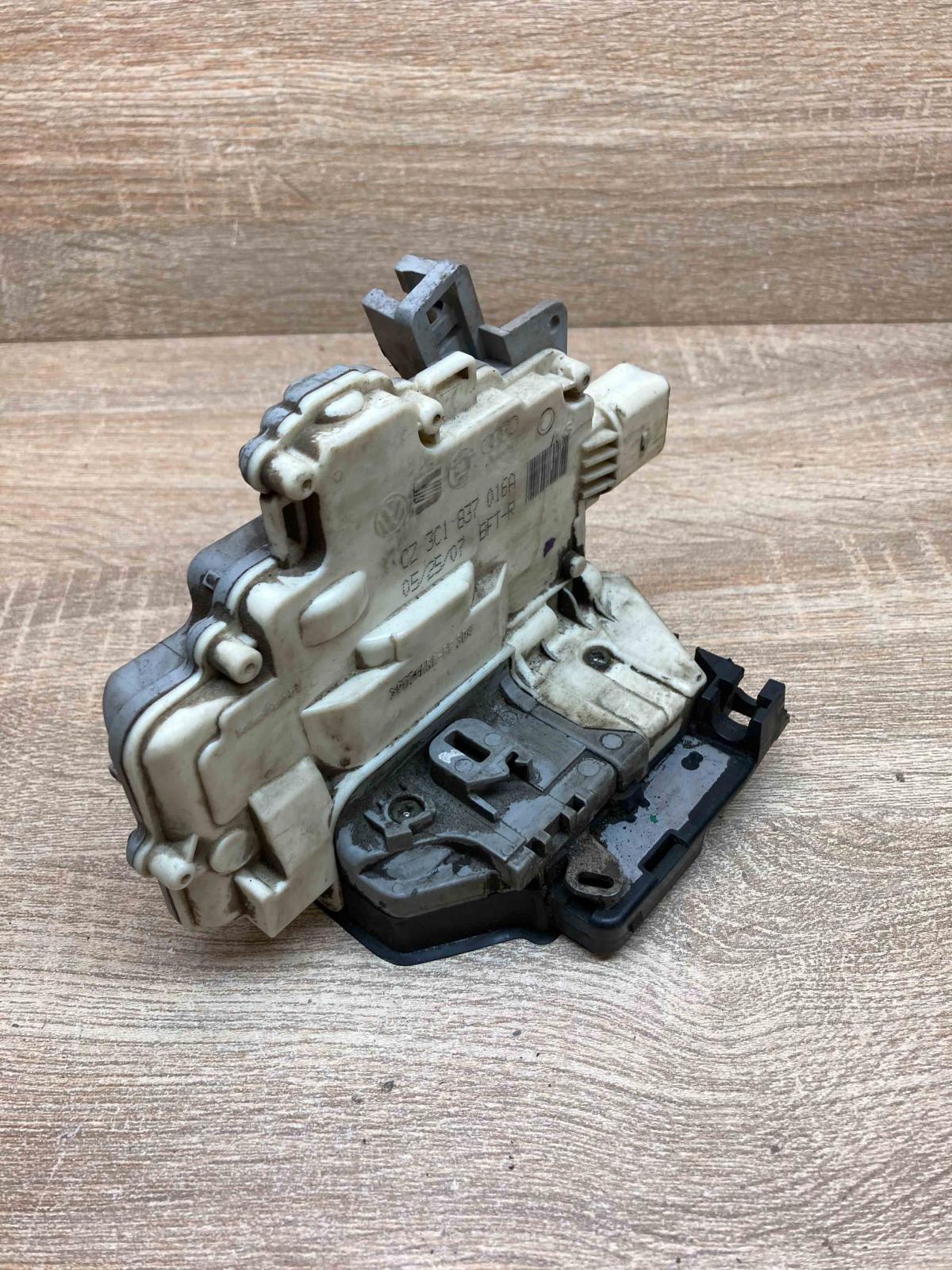 3C1837016A   Front door lock Volkswagen Passat Alltrack