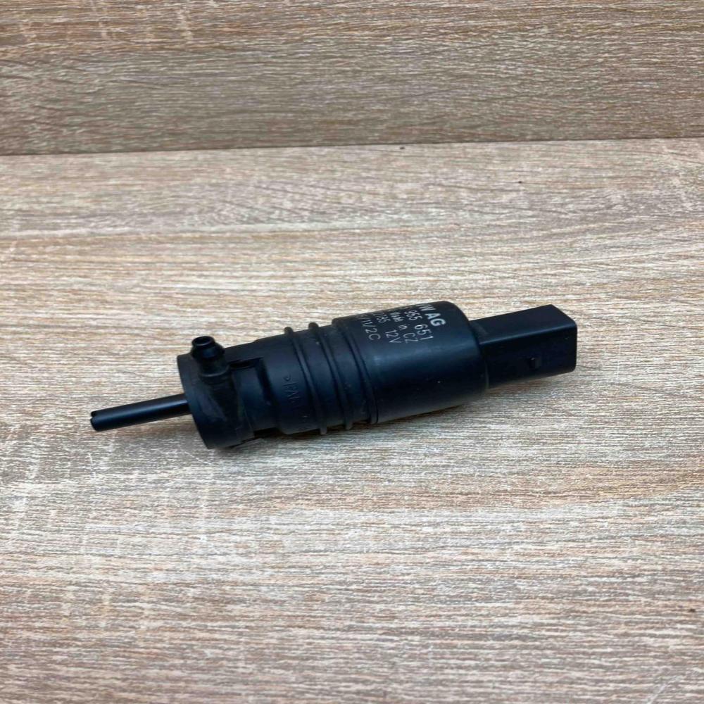 1K5955651   Windscreen/windshield washer pump Skoda Superb B6 (3T)