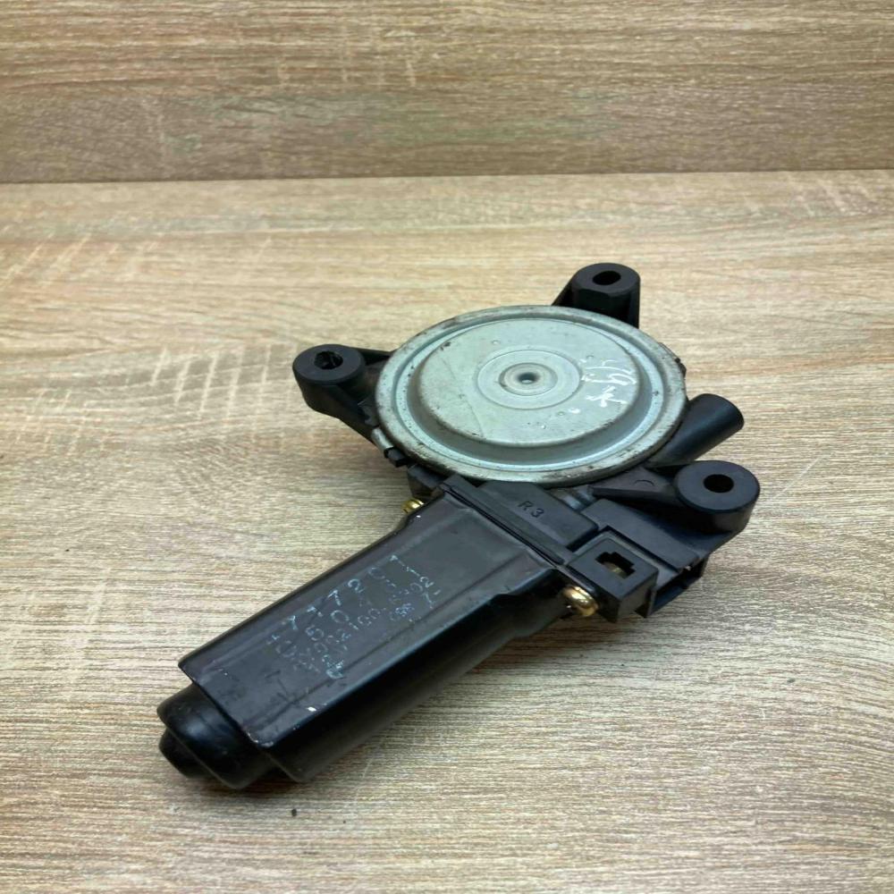 4717201 AY062100 6302  Front door window regulator motor Chrysler Voyager