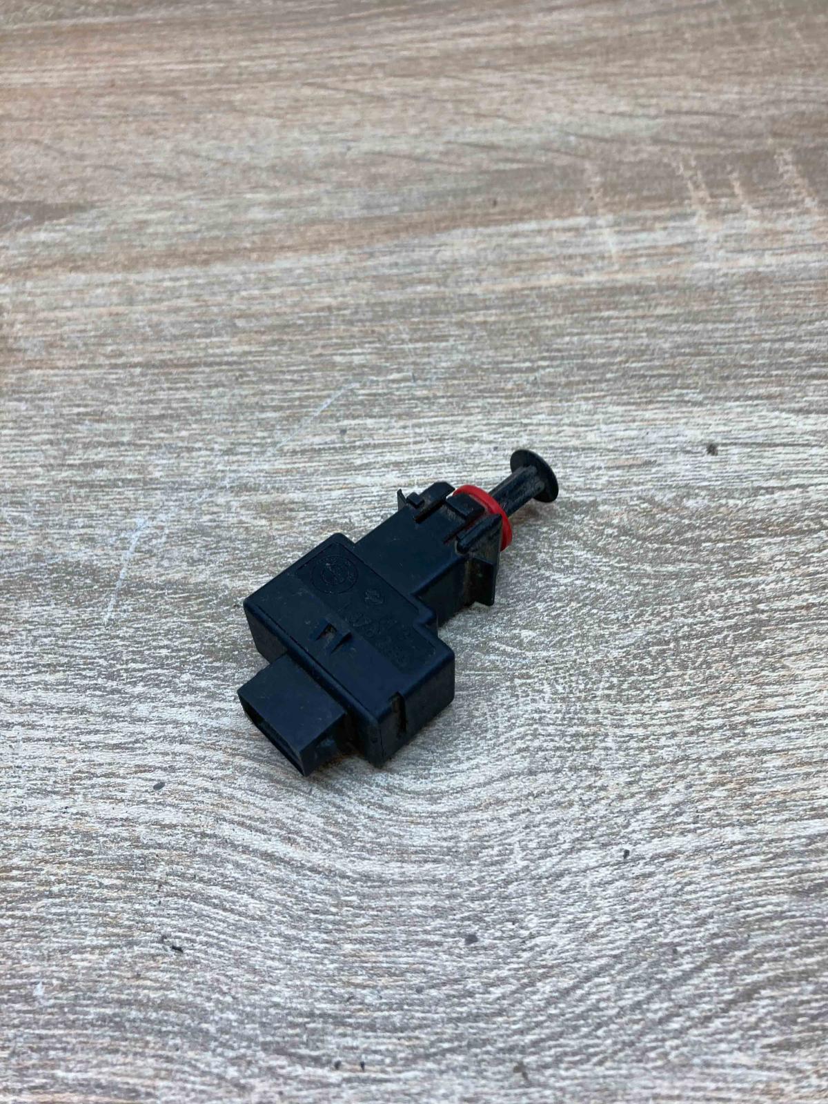 1378209   Brake pedal sensor switch BMW 3 E30