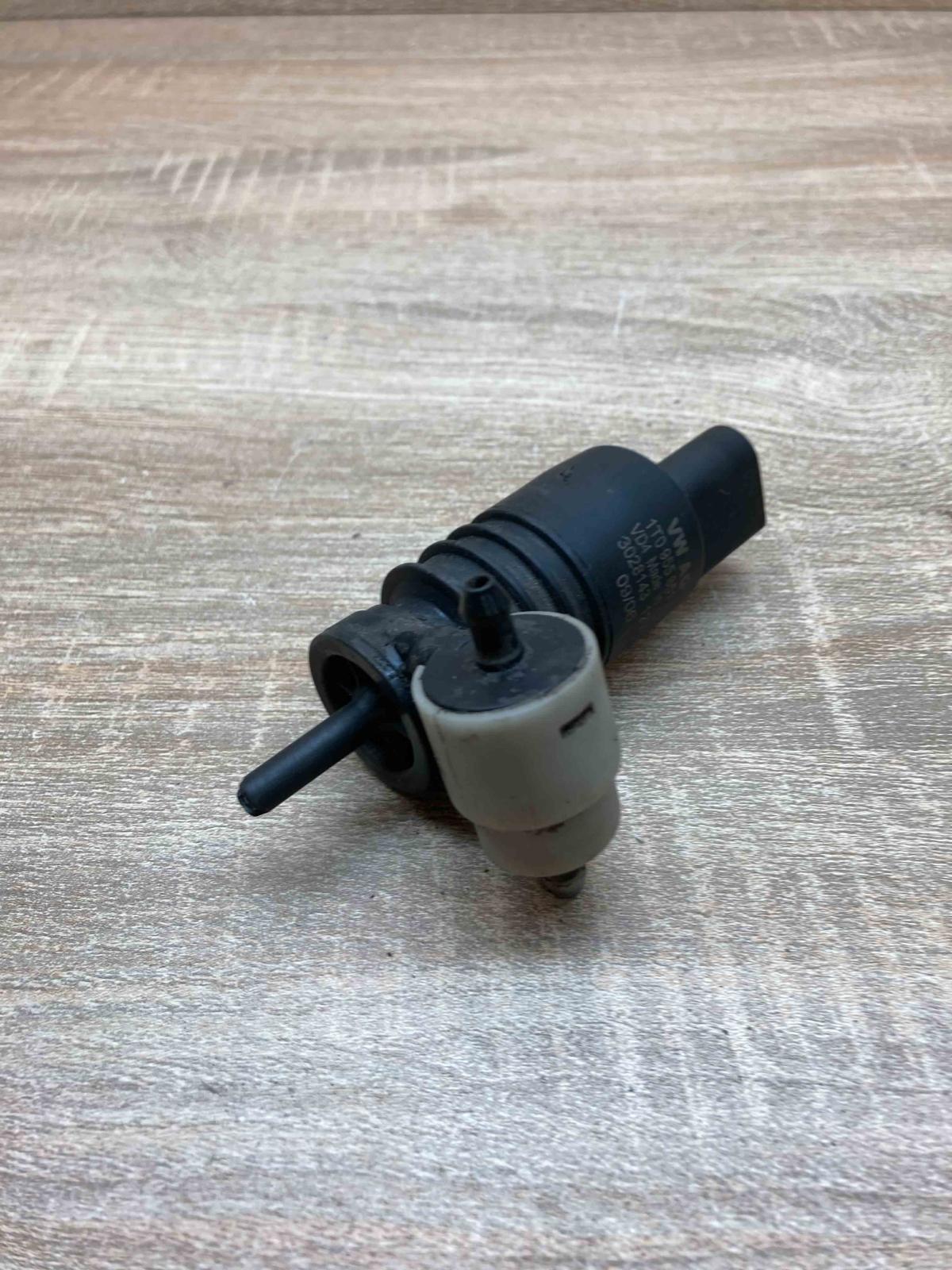 1T0955651A 3028143  Windscreen/windshield washer pump Audi Q7 4L